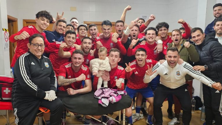 La plantilla del Algemesí CF celebrando una victoria. Foto: AlgemesÍ CF.