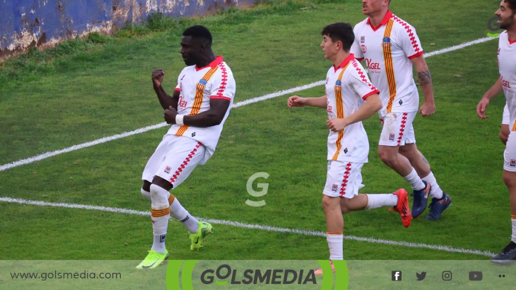 Marcos Mendes celebrando su gol en Alzira.