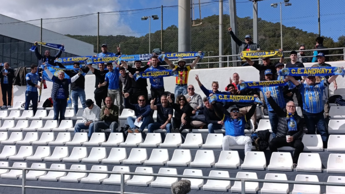 La afición del Andratx en la visita a Santa Eulària del Rio. Foto: club. 