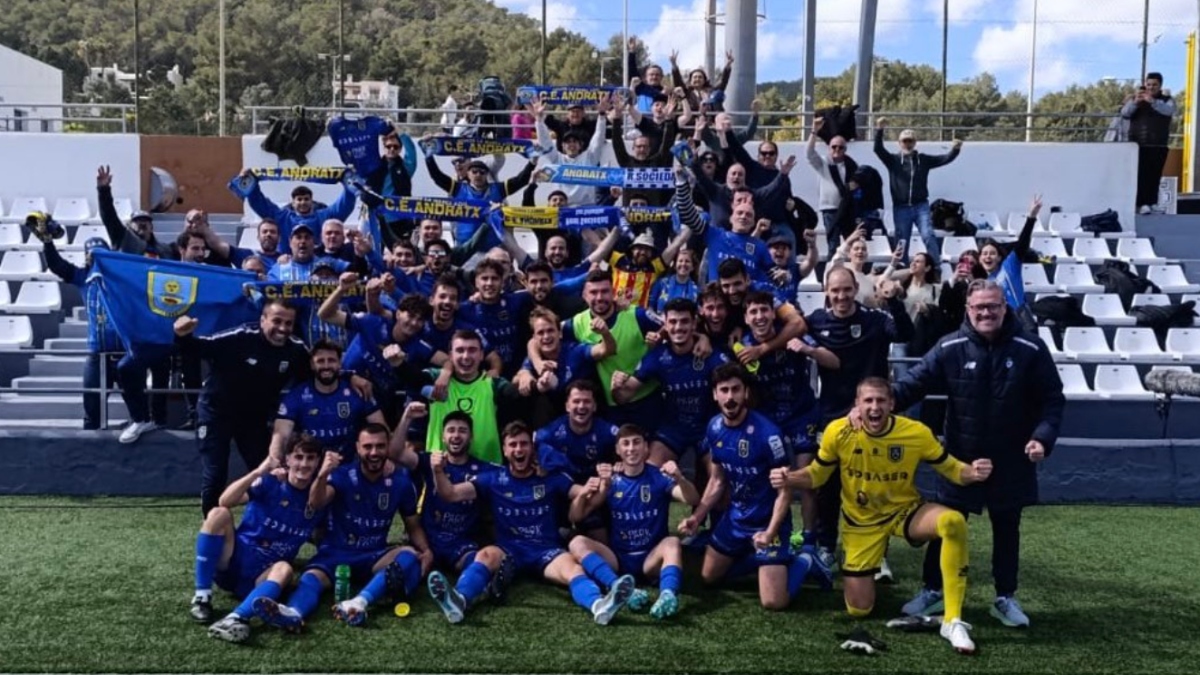 La plantilla del Andratx celebrando la victoria ante la Peña Deportiva. Foto: CE Andratx. 