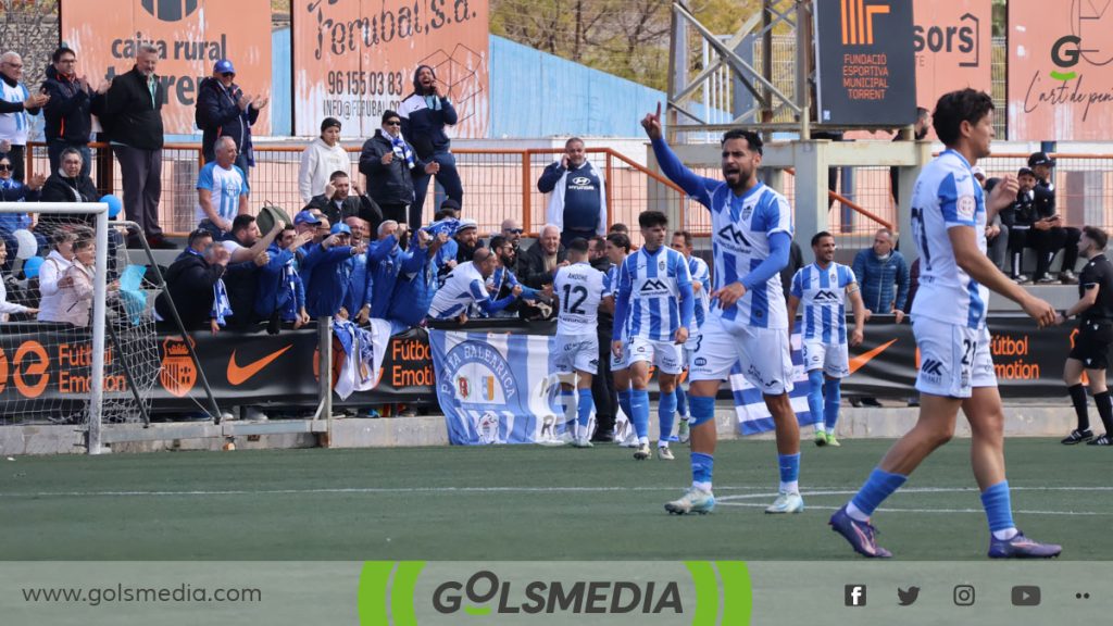 El Atlético Baleares celebrando su gol en Torrent.