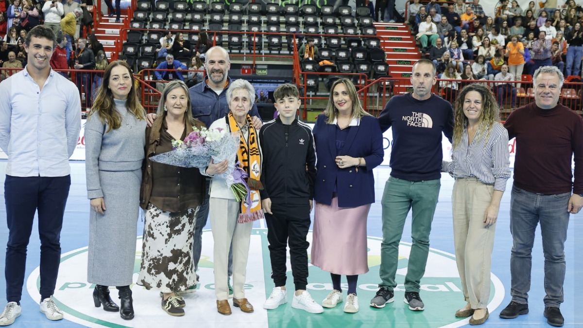 'Loli' Andrés recibe el homenaje en el Pabellón Vicente Trueba. Foto: Bathco Balonmano Torrelavega.