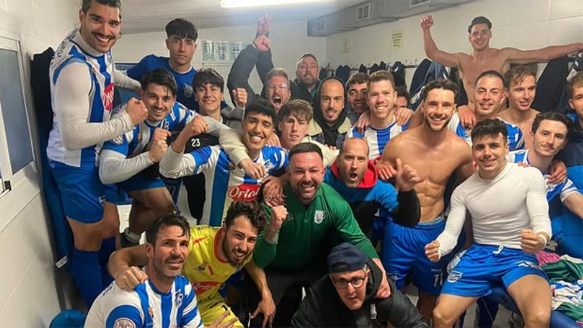 La plantilla del Crevillente Deportivo celebrando su victoria. 