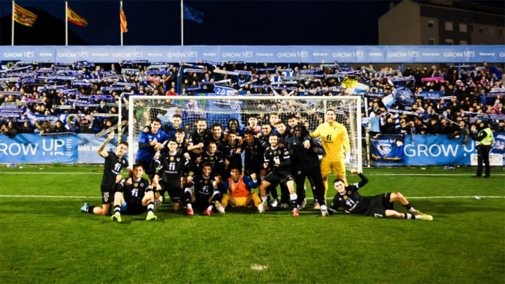 La plantilla del Hércules celebrando su victoria en El Collao. Foto: Hércules CF.