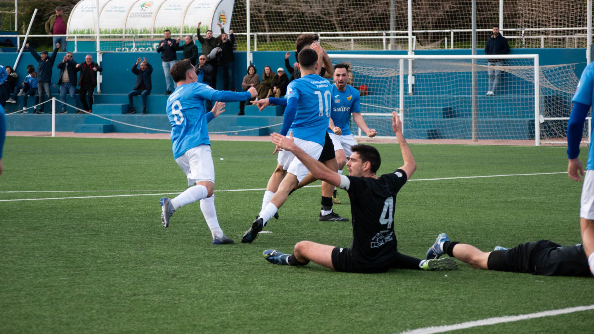 Juan López celebrando un gol. Foto: CD Burriana. 