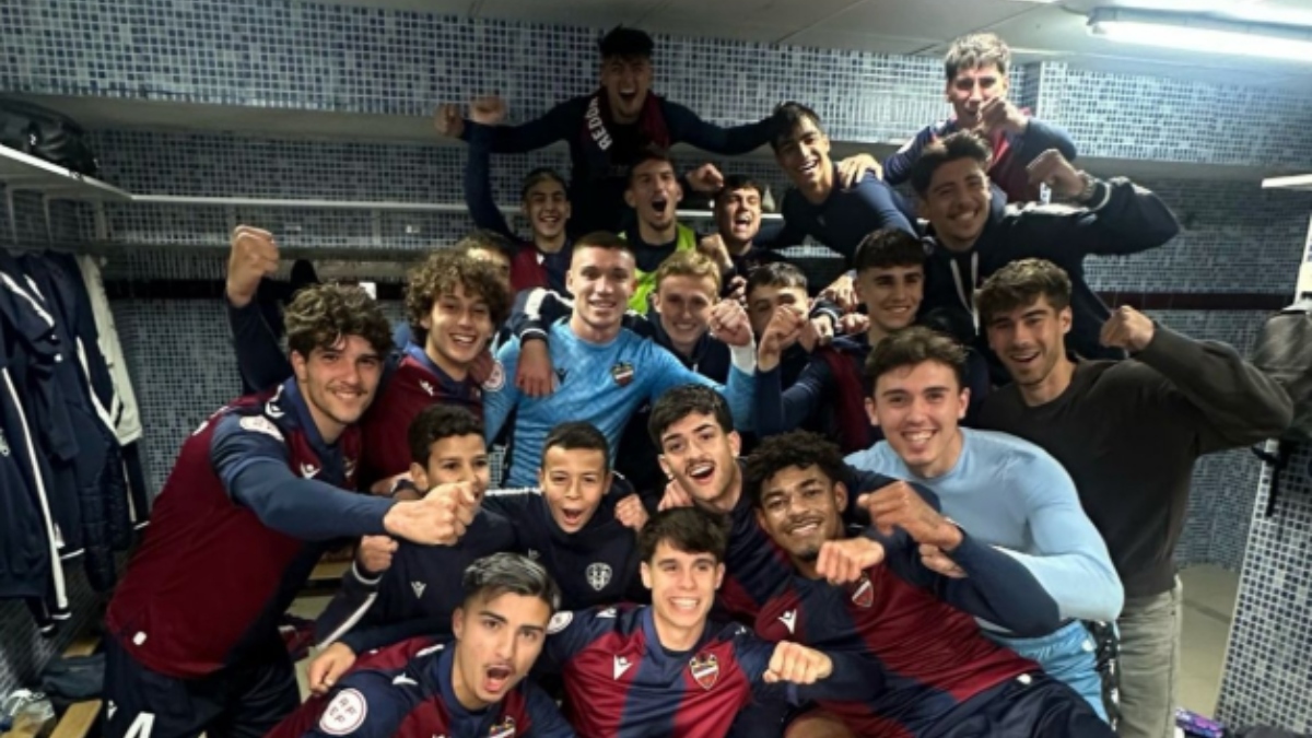 La plantilla del Levante UD celebrando la victoria. Foto: Levante UD. 