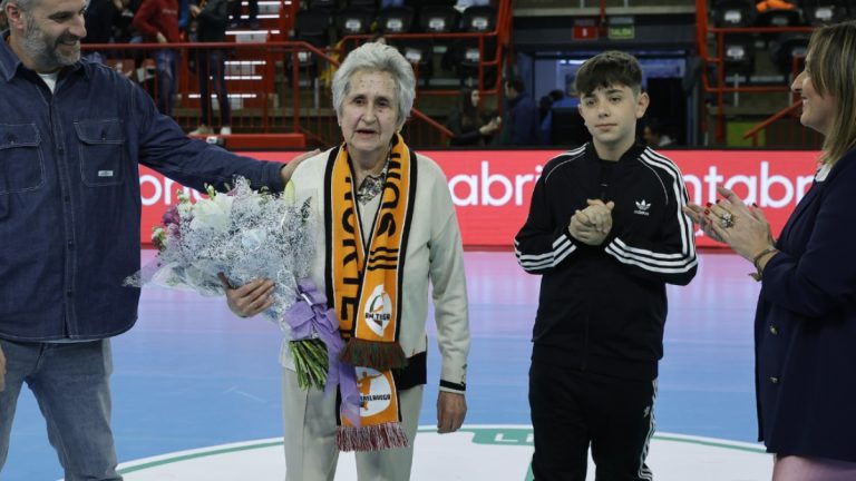 'Loli' Andrés, socia del club y pionera del balonmano femenino en Torrelavega. Foto: Bathco Balonmano Torrelavega.