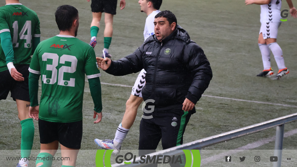 Juan Castillo dando indicaciones a uno de sus jugadores.