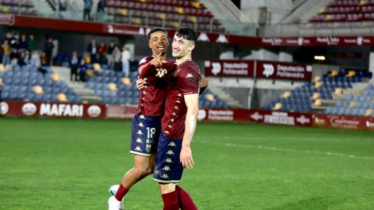 Celebración de dos jugadores del Pontevedra. Foto: Pontevedra CF.