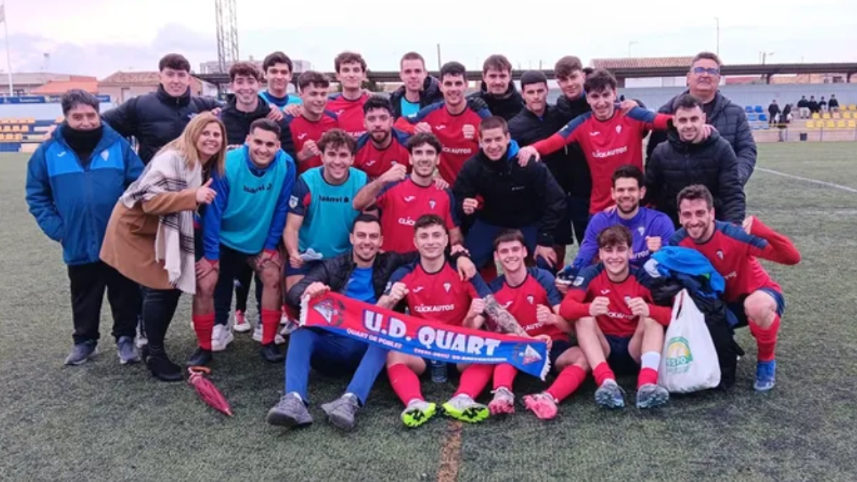 La plantilla de la UD Quart de Poblet celebrando su victoria. Foto: UD Quart. 