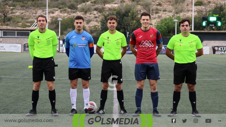 Trio arbitral y capitanes del Ribarroja CF y CD Acero.