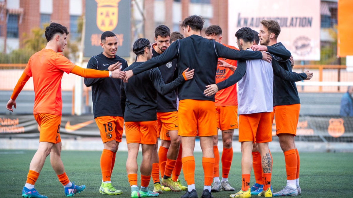 Los jugadores del Torrent CF haciendo piña antes de un partido. Foto: Torrent CF.