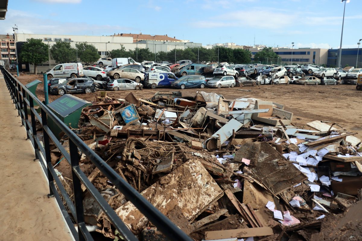 Campo de fútbol de Benetússer lleno de coches durante meses tras la DANA. Foto: ffcv. 