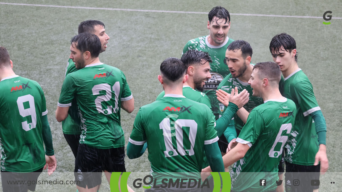 Los jugadores del Novelda Unión celebrando un gol.