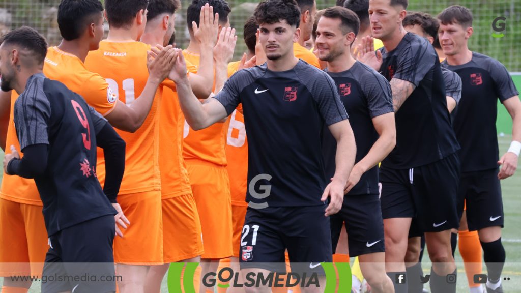 Los jugadores del CF La Nucia saliendo al terreno de juego.