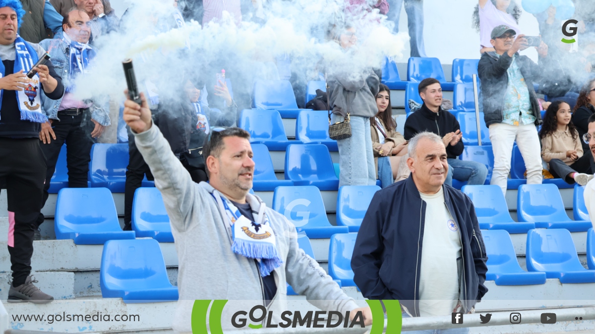 Un aficionado y el Presidente del Paiporta CF festejando el ascenso.