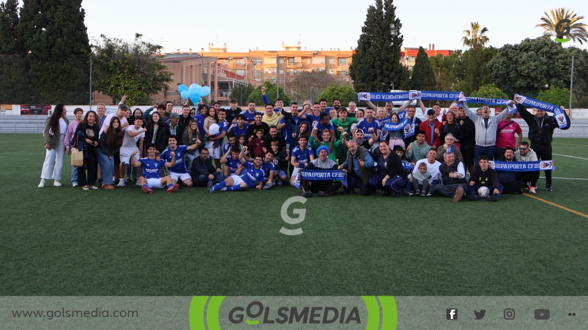 La plantilla, staff técnico, directivos y aficionados del Paiporta CF Campeón.