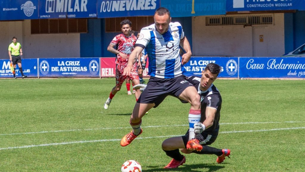 Álvaro Santamaría, delantero del Real Avilés Ind. Foto: Club.