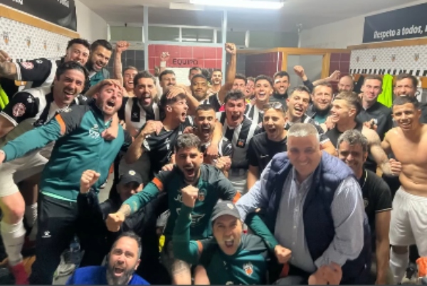 La plantilla de la UD Castellonense celebrando su victoria. Foto: UD Castellonense.