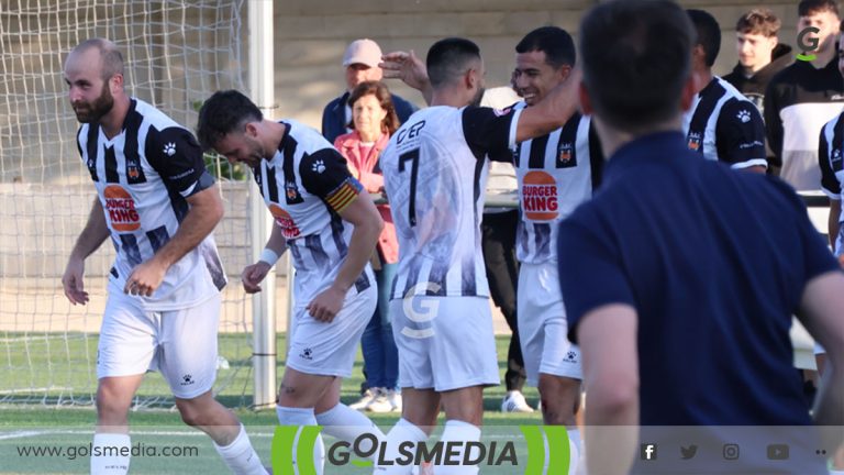 Los jugadores de la UD Castellonense celebrando el gol.