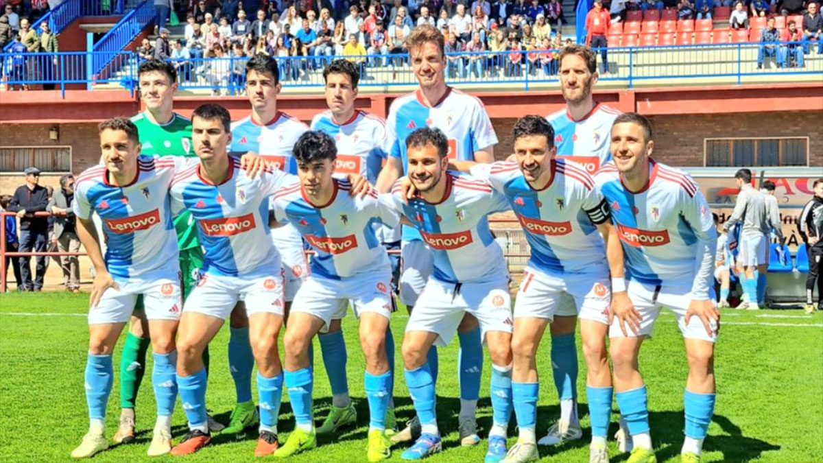 Once de la SD Compostela en el partido en Ávila. Foto: club.