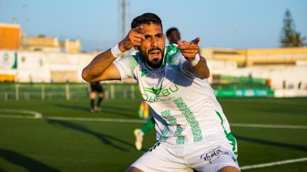 Sofiane celebrando su gol. Foto: At. Sanluqueño.