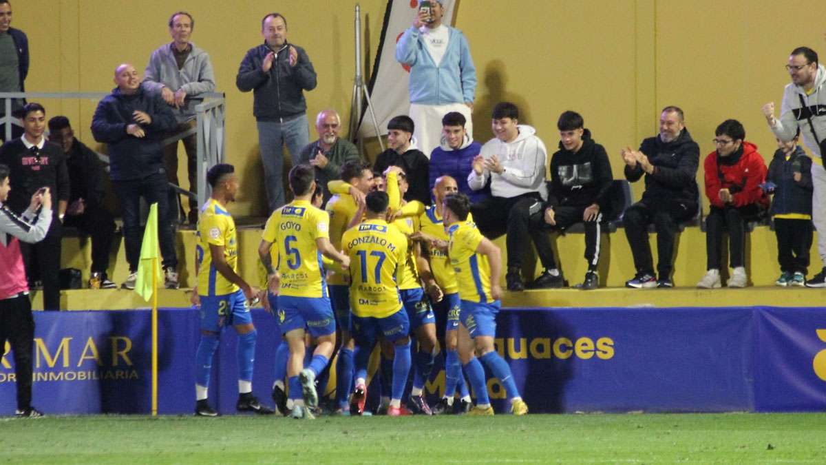 Los jugadores del Orihuela CF celebrando un gol con su afición. Foto: Orihuela CF.