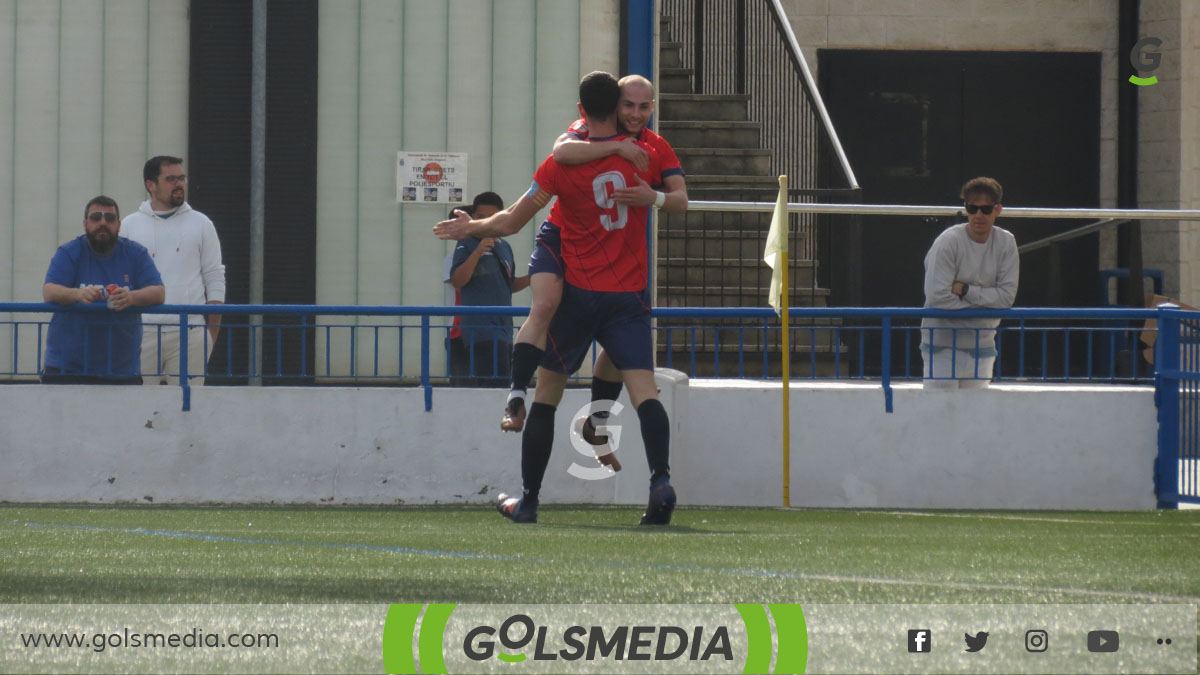 Vicent Talens celebrando un gol para la UE Tavernes.