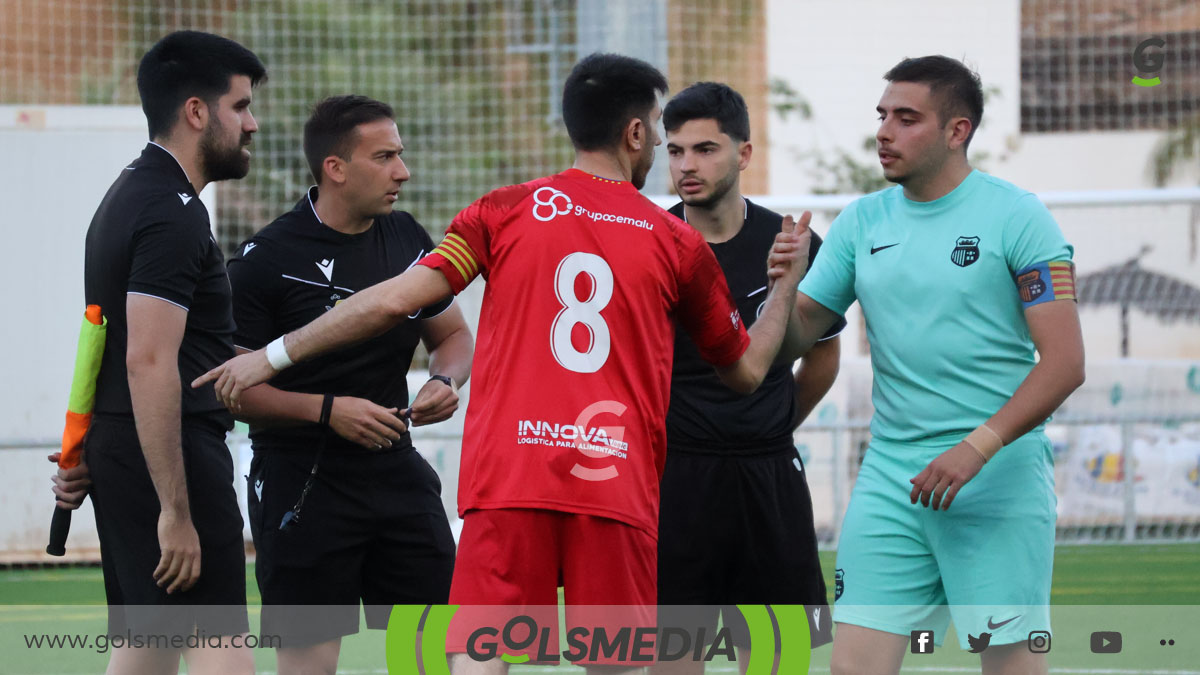 Jorge Serra, capitán de la UD Aldaia saliendo a un partido.