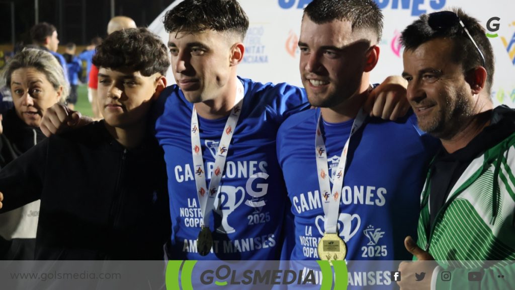 Los hermanos Escrivà celebrando el título de Campeones de La Nostra Copa.