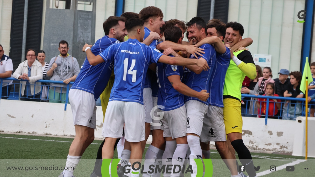 Los jugadores del Benigànim CF celebrando un gol.