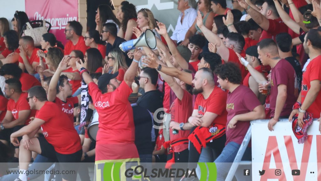 Aficionados del CD Utiel en el Play-off de ascenso en La Celadilla.