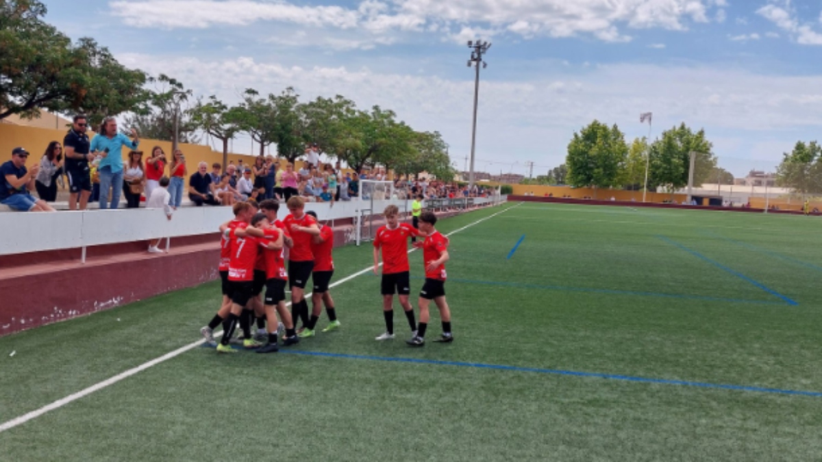 Los jugadores del Jove Español celebrando el gol del ascenso a DH Juvenil. Foto: FCJ Español.