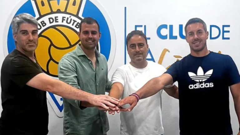 Alberto Gregori, nuevo entrenador del CF Gandía con su cuerpo técnico. Foto: Club.