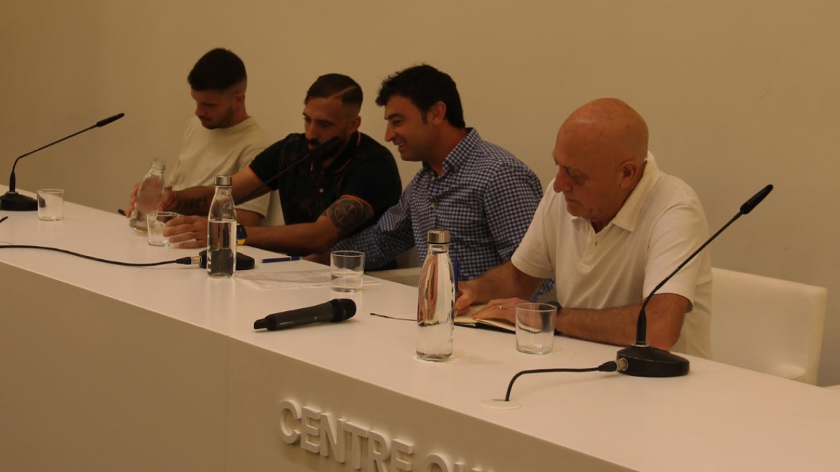 Pablo Bonet y Cristian Martínez ante los socios. Foto: Ontinyent 1931 CF.
