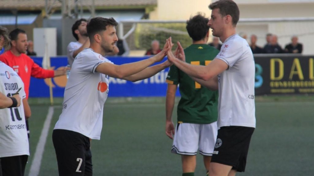 Chimo Reig entra por Alberto Osoro en el partido Ontinyent 1931 vs CD Castellón B. Foto: Ontinyent 1931 CF.