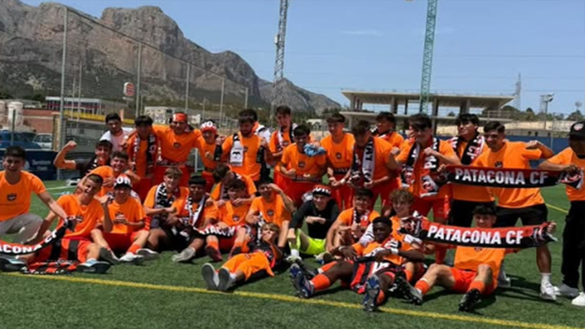 La plantilla del Patacona CF 2024-25 del ascenso a DH Juvenil. Foto: club.