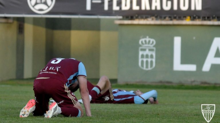 Los jugadores de la Segoviana lamentando el descenso. Foto: Gimnástica.