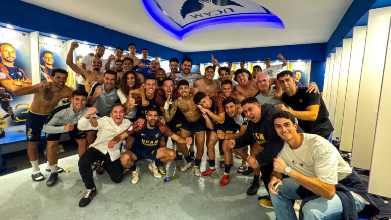 La plantilla del UCAM Murcia CF celebrando su victoria. Foto: UCAM MURCIA CF.