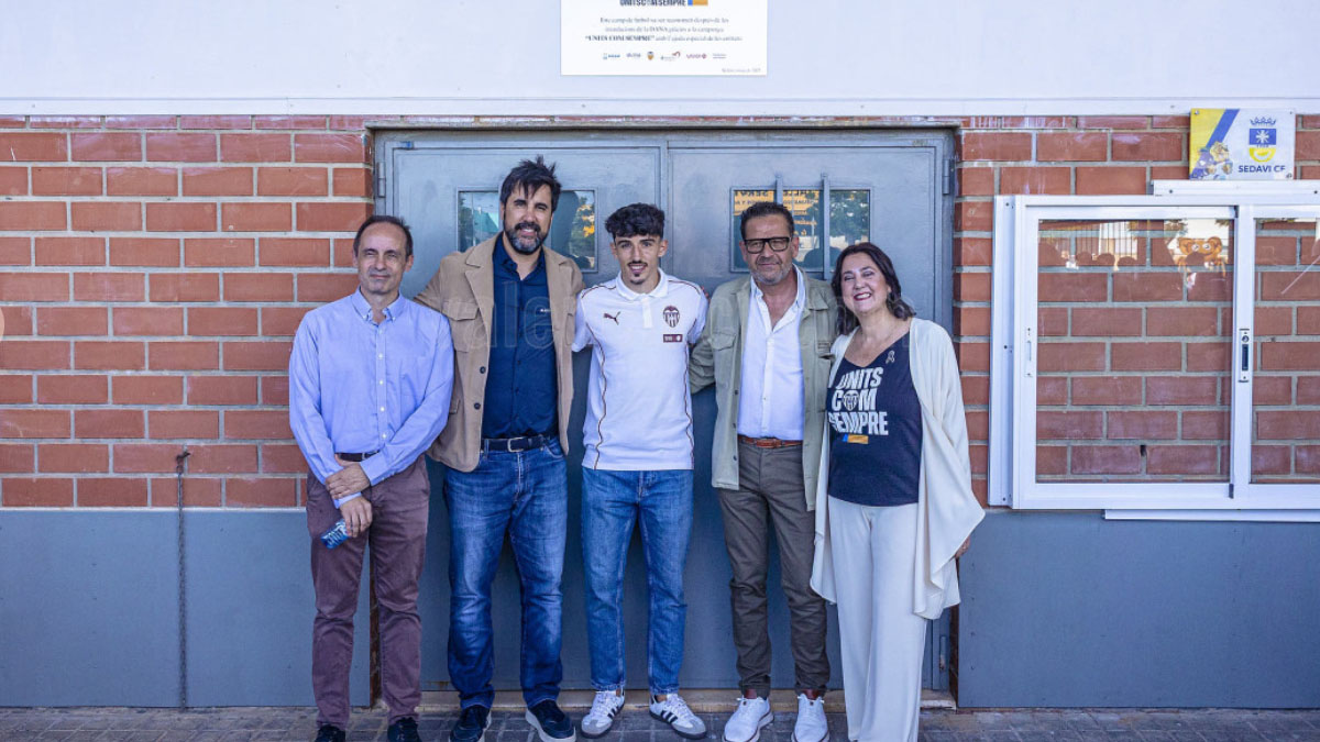 El jugador Diego López, entre las autoridades municipales, del club de Sedaví y Valencia CF. Foto: Valencia CF.