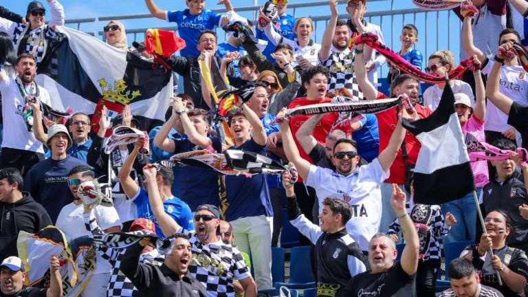 La afición de la AD Ceuta celebrando un gol Foto: AD Ceuta.