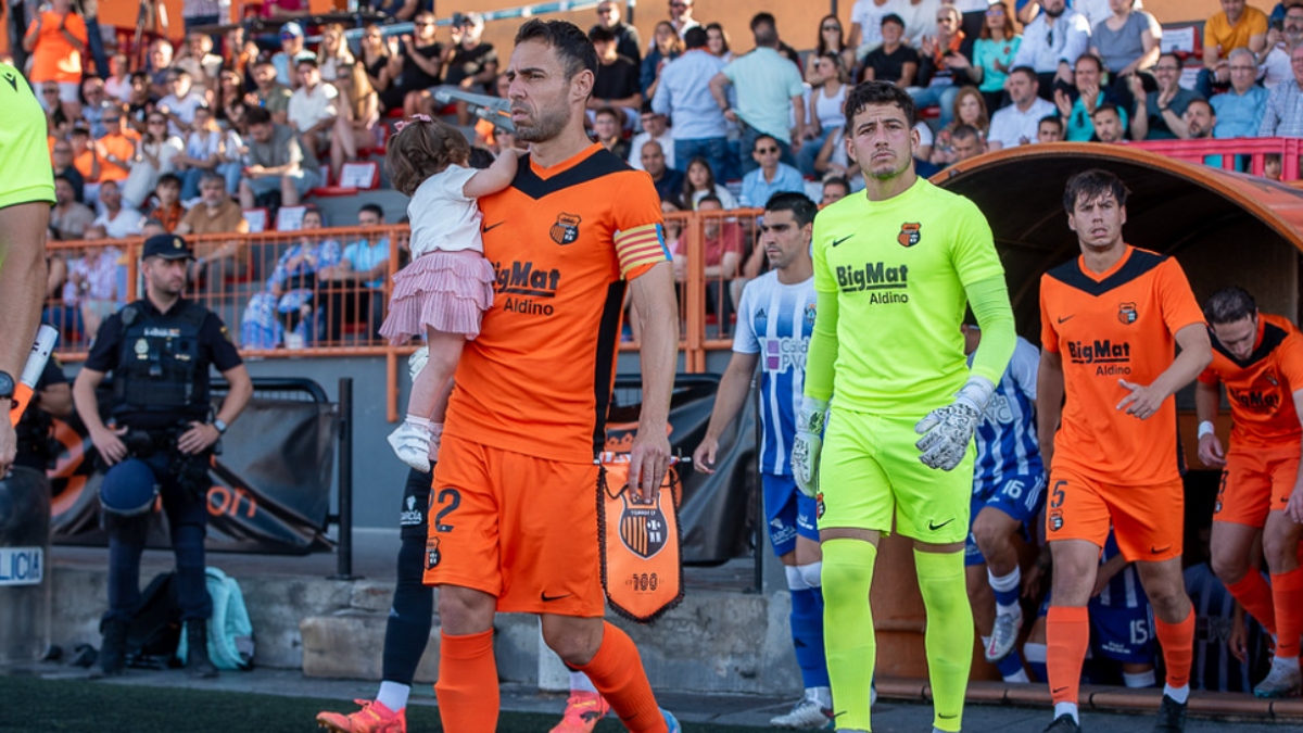 Adrián Lois saliendo en la ida de la final al terreno de juego. Foto: Torrent CF.