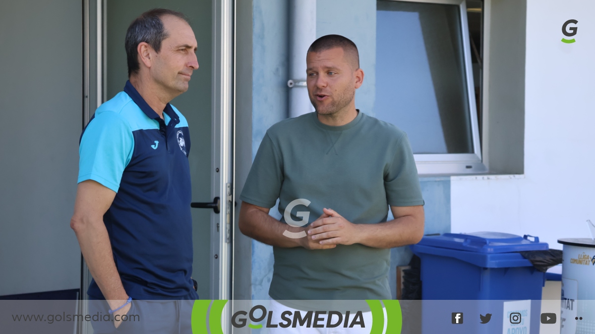 José Manuel Ruiz, entrenador del CFI Alicante, con el entrenador Jero López, del Recambios Colón.