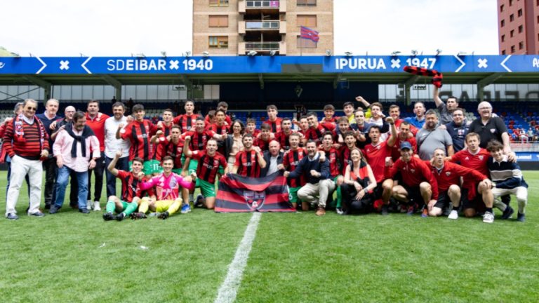 La plantilla del Arenas Club festejando el ascenso. Foto: Arenas Club.