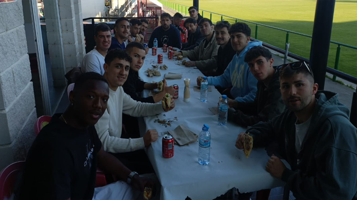 La plantilla del Atlético Astorga almorzando. Foto: club.