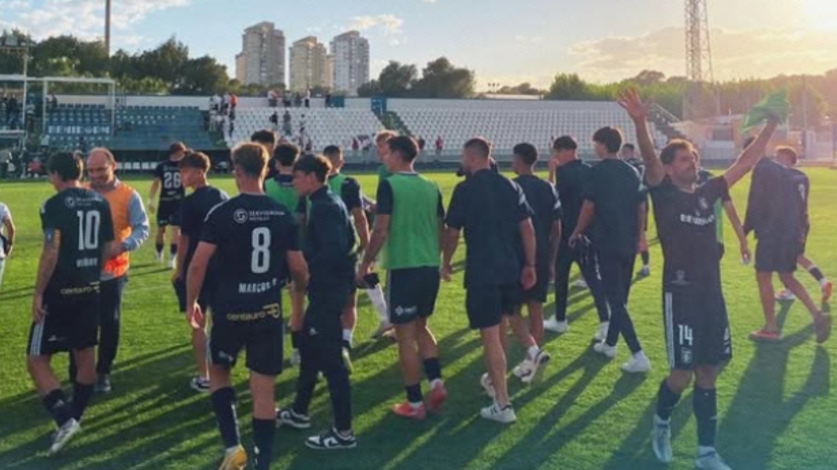 Los jugadores del CF Benidorm tras vencer al Rayo Ibense. Foto: CF Benidorm. 