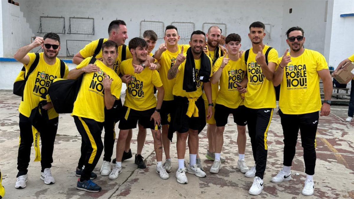 Jugadores del CF Benitachell celebrando el ascenso. Foto: CF Benitachell. 