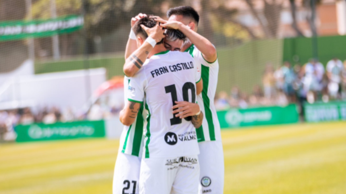 Los jugadores del Juventud Torremolinos celebrando un gol. Foto: Juventud Torremolinos.