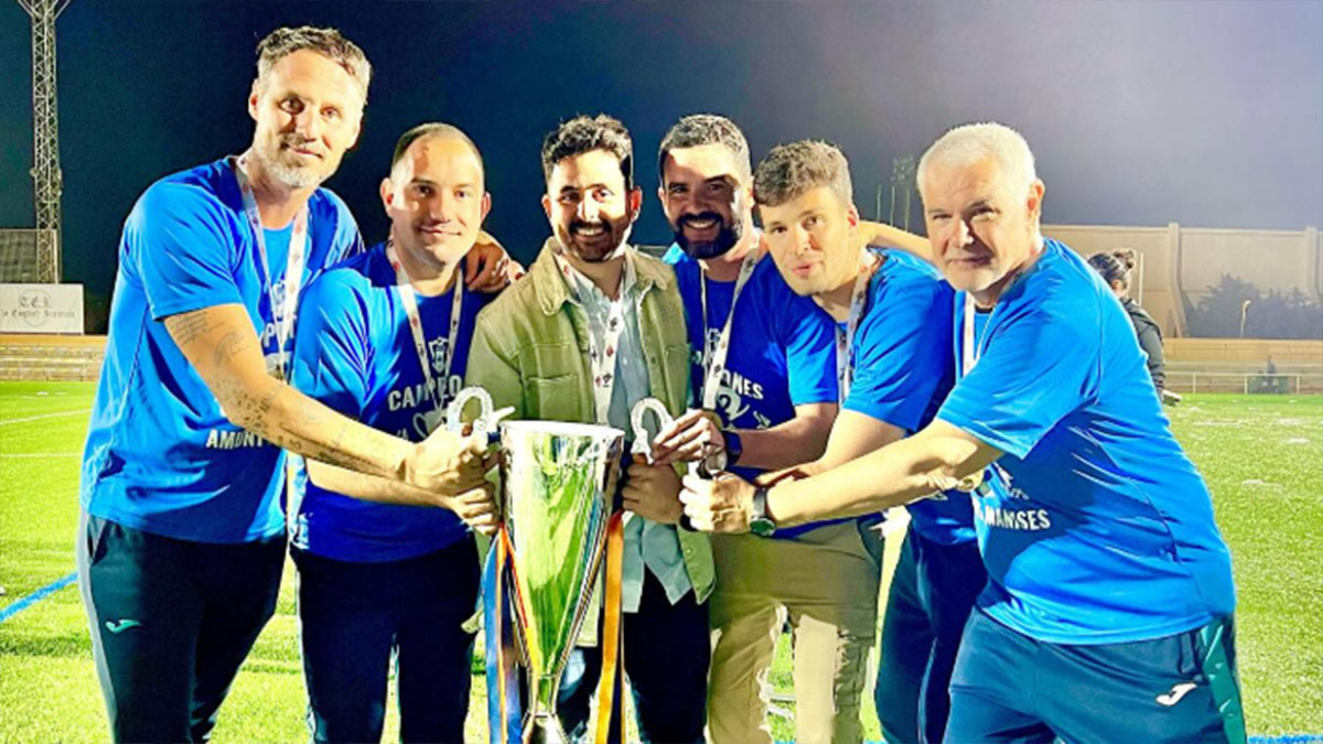 Cuerpo técnico del Manises CF con el trofeo de La Nostra Copa. Foto: Manises CF.