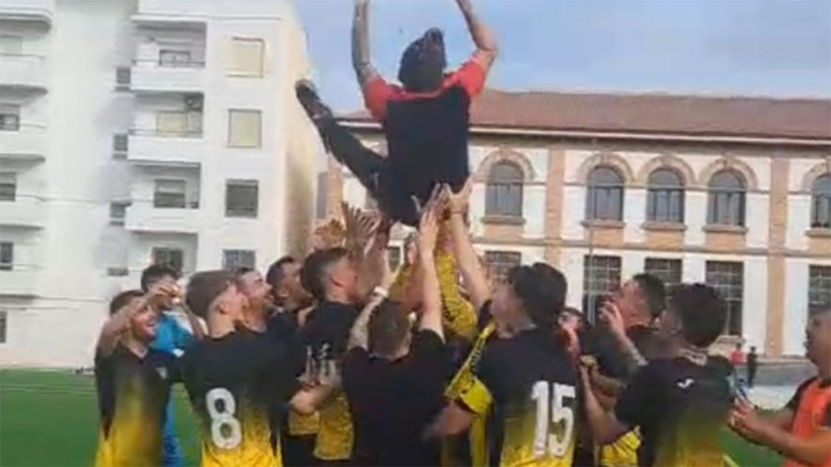 Los jugadores del CF Benitachell manteando al míster. Foto: club. 